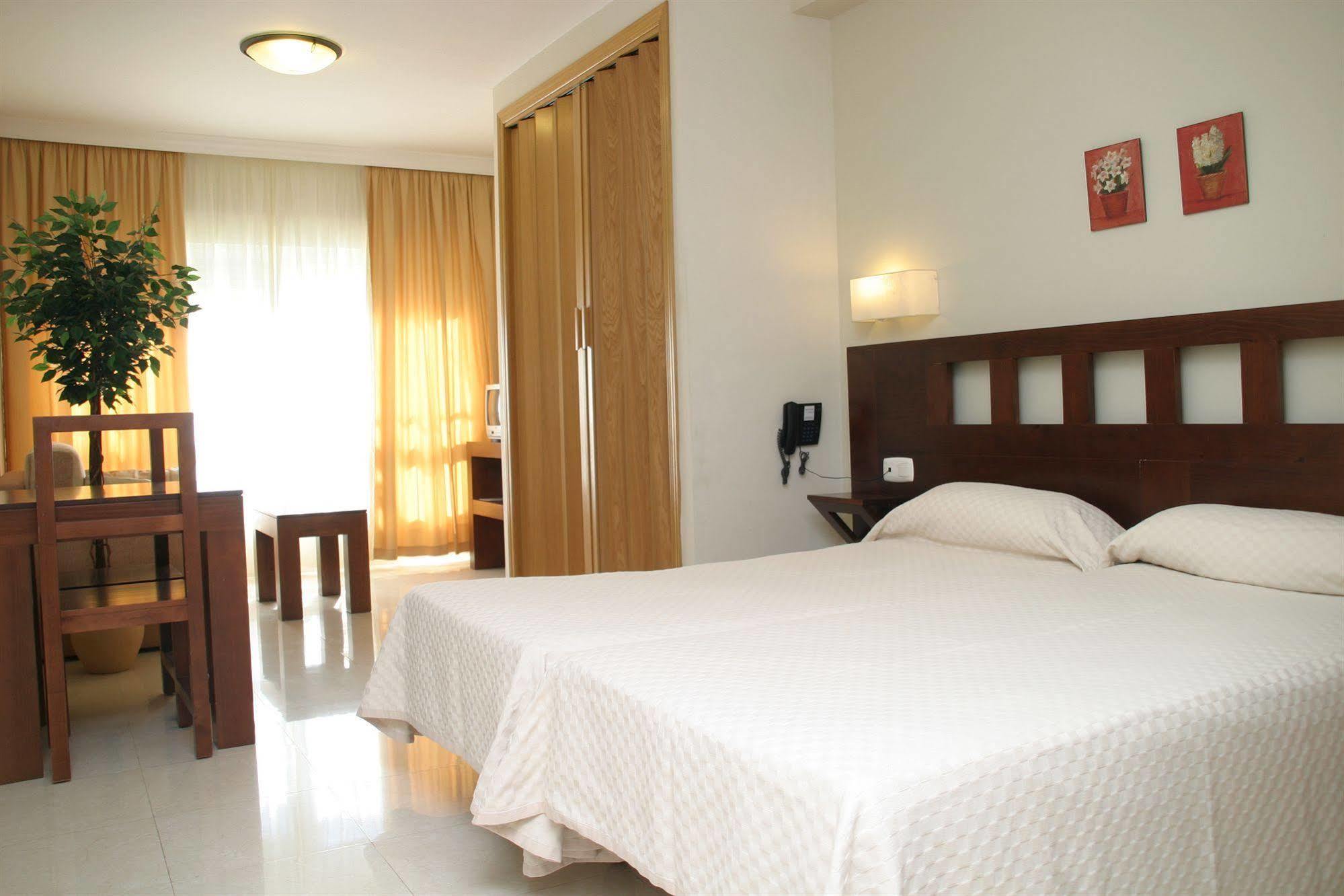 Apartamentos Turisticos Anoreta รินกอนเดลาวิกตอเรีย ภายนอก รูปภาพ